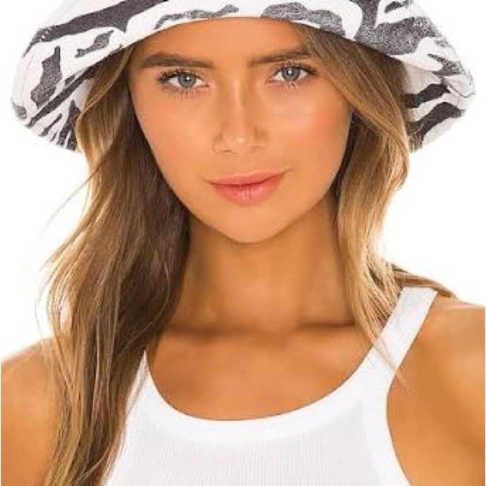Lack Of Color Zebra Wave Bucket - Picture 2 of 4
